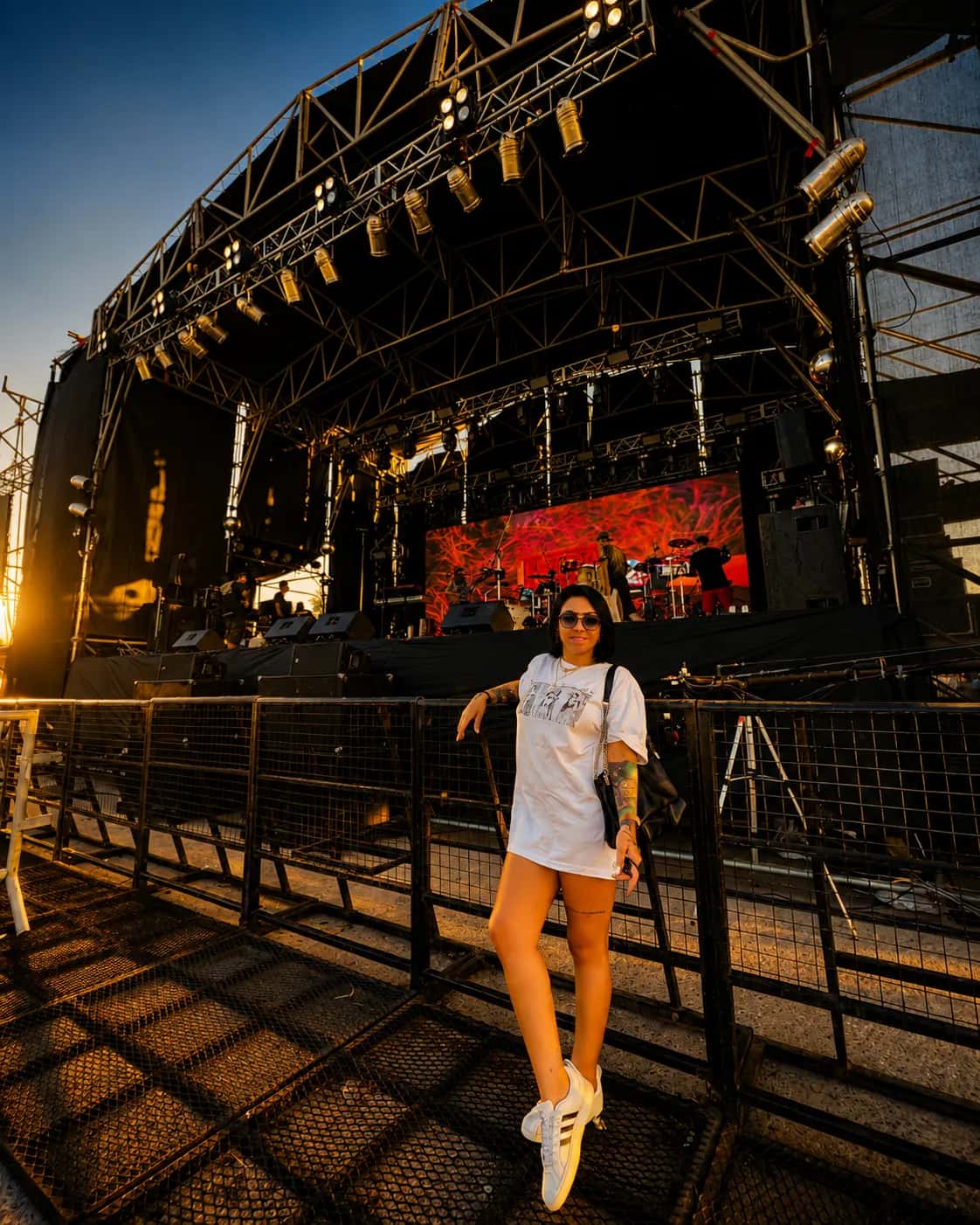 Escenario de festival armado al atardecer