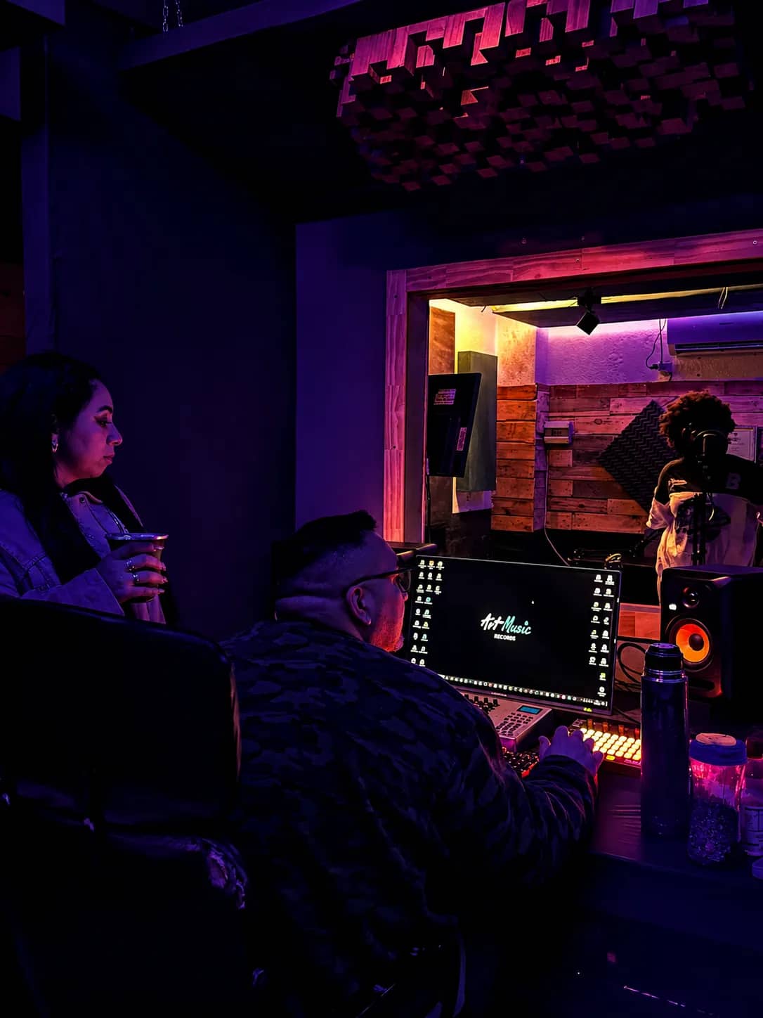 Estudio de grabación con consola y luces violetas