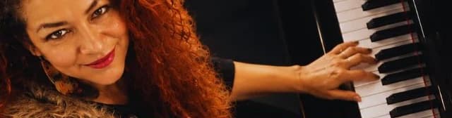 Yanina Becco tocando el piano